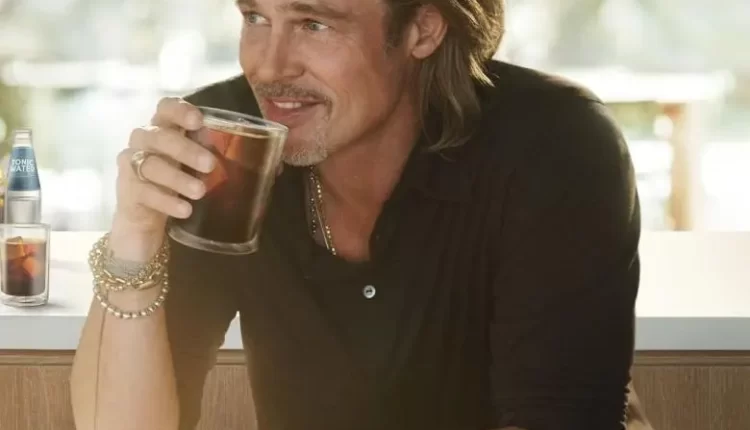 براد بيت يستعيد شبابه وتسريحة شعره من عام 2001