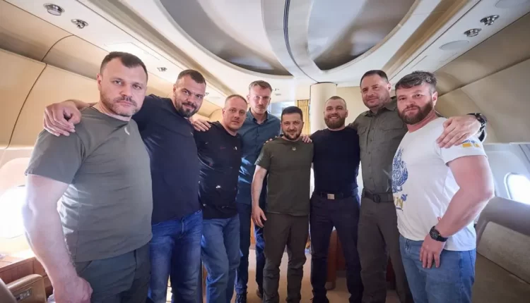 برفقة زيلينسكي.. عودة 5 من مقاتلي آزوفستال من تركيا لأوكرانيا