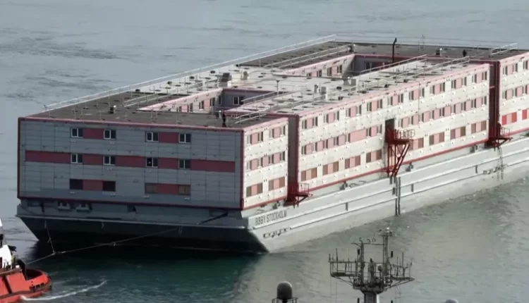 بريطانيا تستأجر عوامة لإيواء طالبي اللجوء