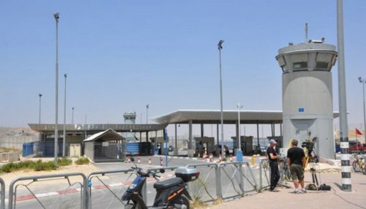 مسلحون فلسطينيون يطلقون النار على قوات الاحتلال عند حاجز قلنديا