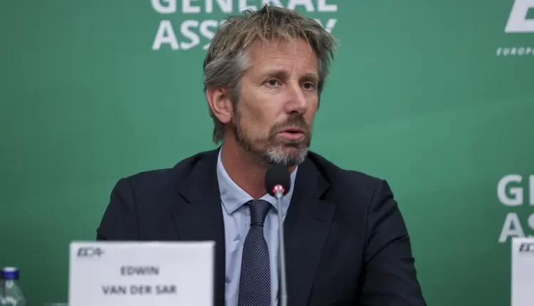 حارس مرمى هولندا السابق فان دير سار في العناية المركزة بسبب نزيف في المخ