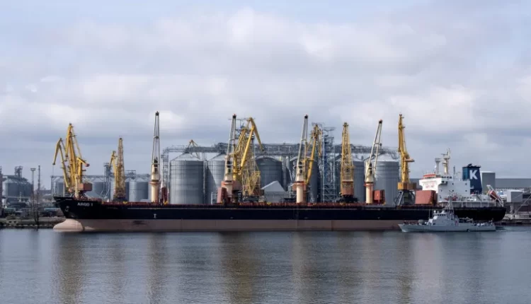 روسيا تعلن توقف العمل باتفاقية الحبوب