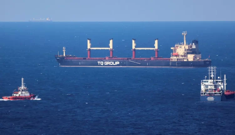 روسيا تهدد السفن المتجهة لأوكرانيا.. وتلمح للعودة لاتفاق الحبوب