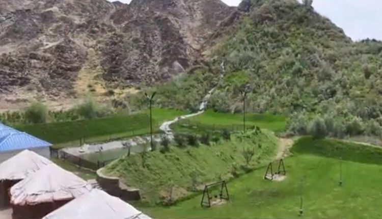 سعودي يحول الجبال إلى مزرعة لتربية الأسماك ويستعرض حجم إنتاجه سنويا