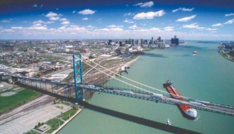 سقط من ارتفاع 45 مترا.. نجاة رجل من الموت بمعجزة