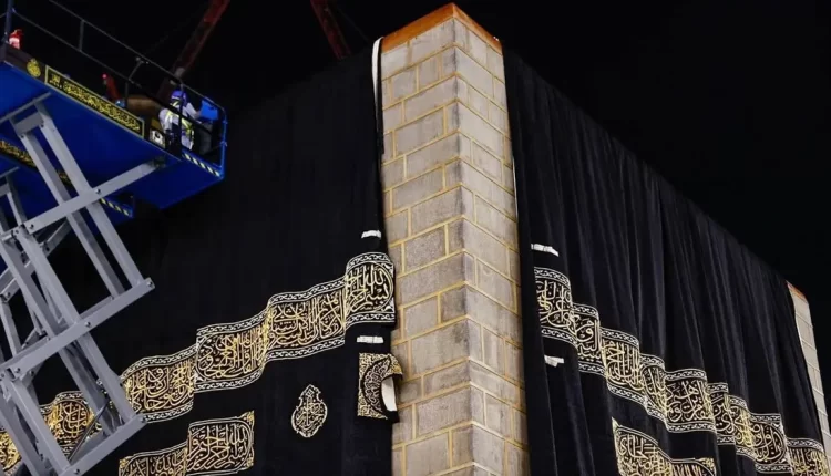 شؤون الحرمين تستبدل كسوة الكعبة المشرفة