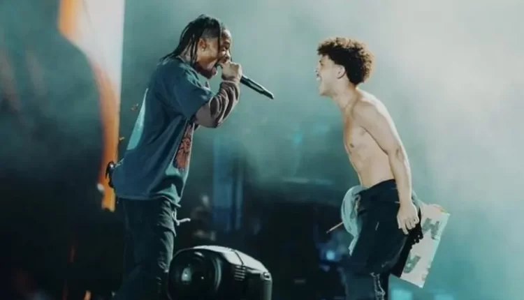 شاب مصري يصعد على المسرح مع ترافيس سكوت في المانيا ويغني معه