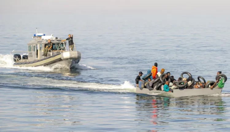 في ميناء صيد تونسي.. المهاجرون الحالمون بالوصول إلى أوروبا بين خياري الموت أو الضياع