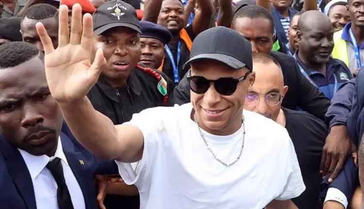 كيليان مبابي في الكاميرون لأول مرة وزيارة لقرية والده