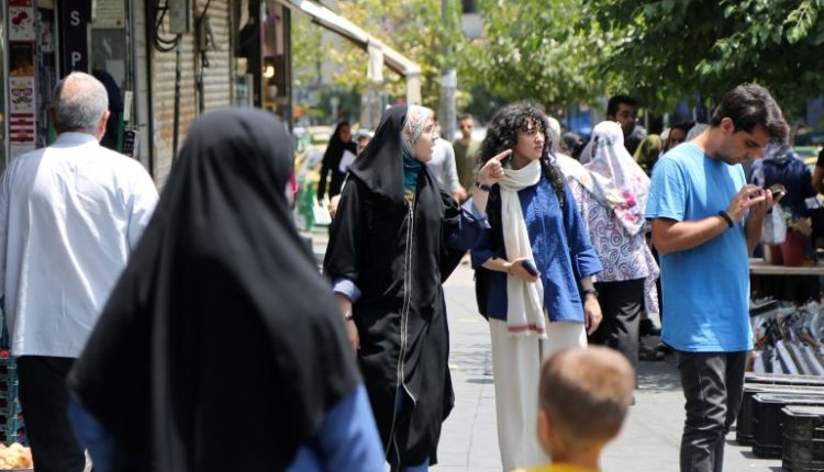 لمراقبة فرض ارتداء الحجاب.. كيف استقبل الإيرانيون عودة شرطة الأخلاق؟