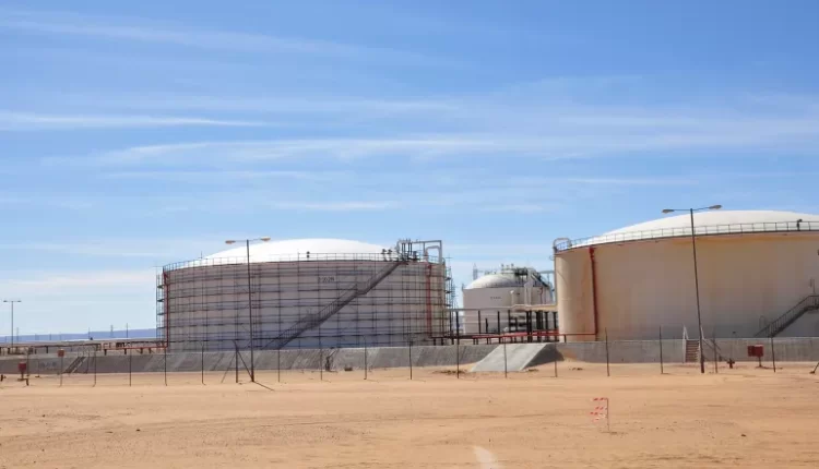 محتجون يغلقون حقول نفط في ليبيا بسبب توقيف وزير سابق في مطار معيتيقة