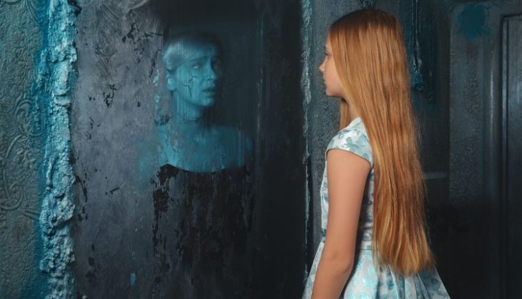 مرايا الرعب.. أفلام ستتوقف عن التحديق في المرآة بعد مشاهدتها