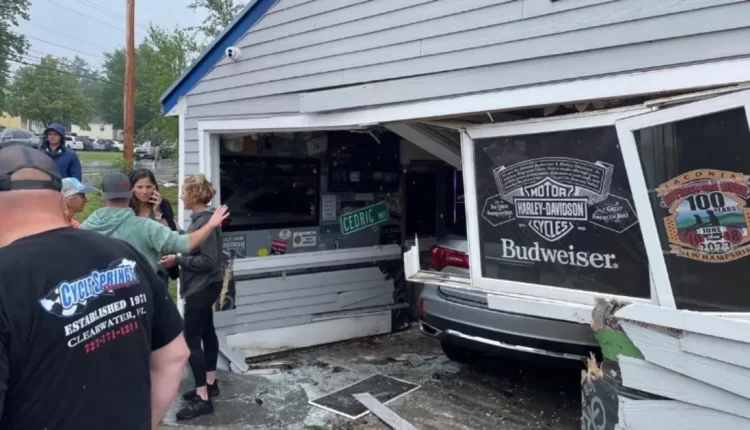 مشهد مروع.. سيارة تقتحم مطعماً مزدحماً وتصيب 13 شخصاً