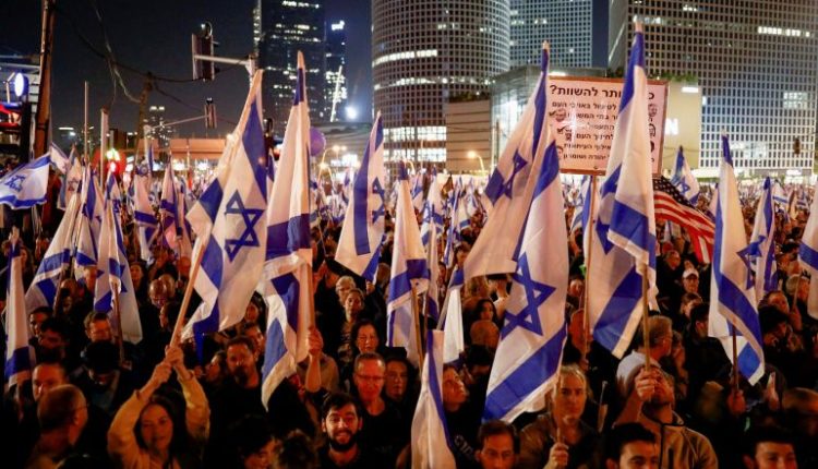 مظاهرات أمام منازل نواب كنيست ووزراء إسرائيليين ضد خطة التعديلات القضائية