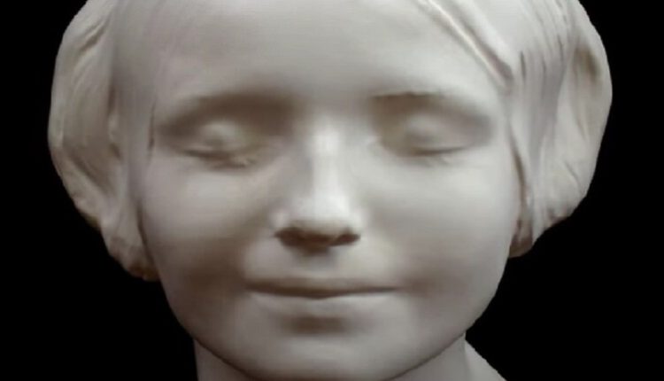 وجه ملائكي جاء من العدم