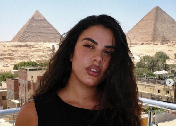 طرد عارضة أزياء إسرائيلية من فندق بالقاهرة