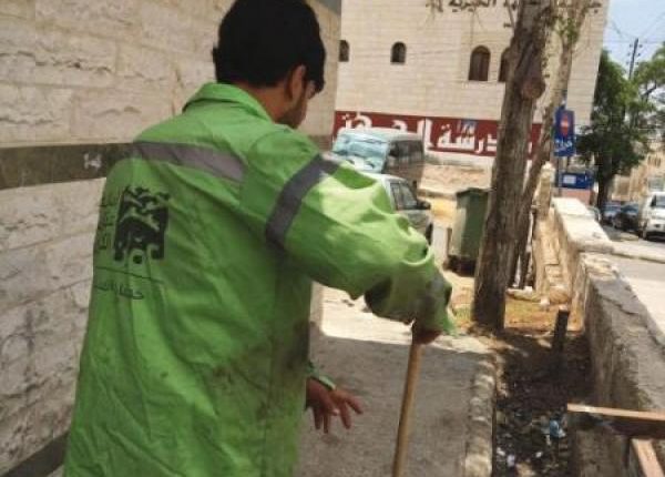 عامل وطن يروي تفاصيل عثوره على 67 ألف دينار وتسليمها لصاحبها