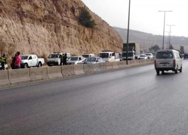 تدهور مركبة على طريق جرش