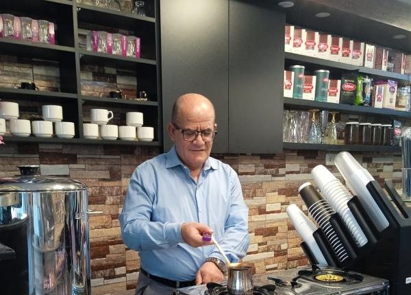 المومني من دكتور جامعي لصانع قهوة بـ8 دنانير يوميًا