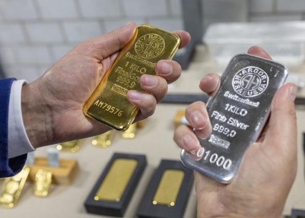 الذهب قرب أدنى مستوى في شهر