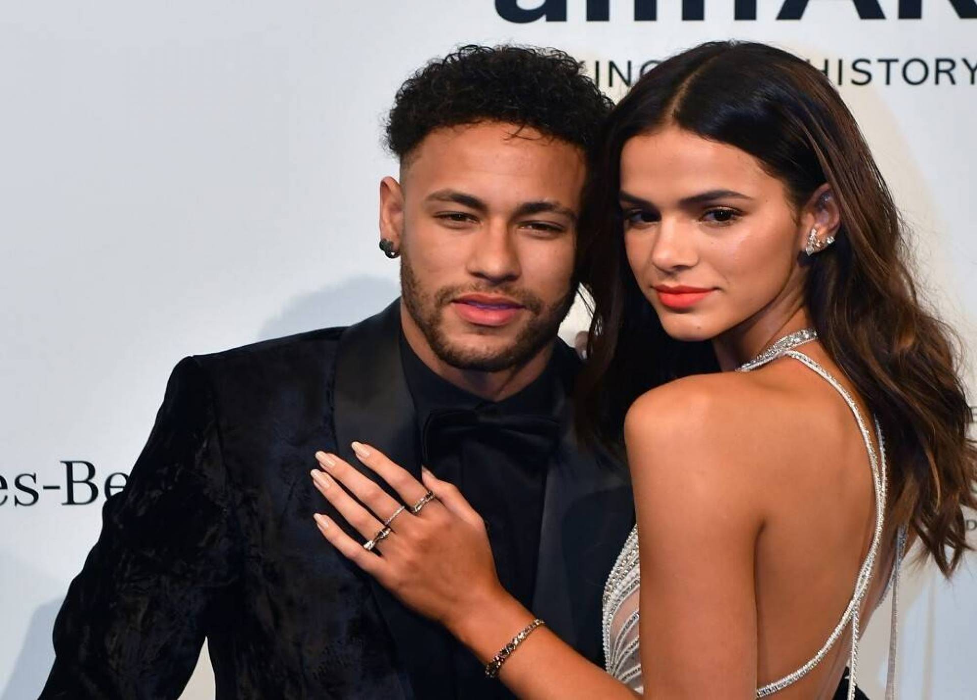 نیمار و همسرش در استخر