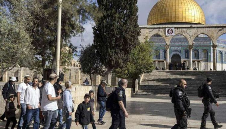 مستوطنون متطرفون يقتحمون باحات الأقصى