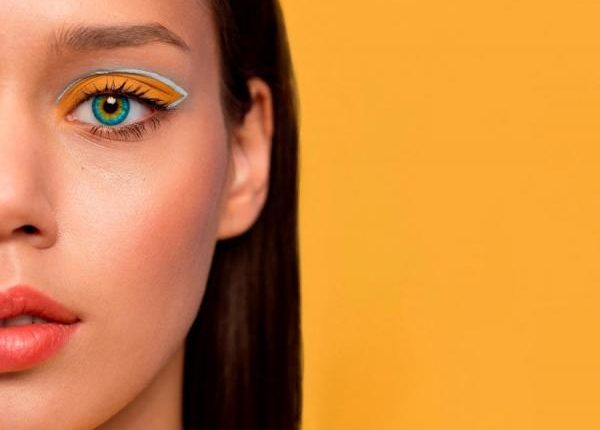 كل ما تحتاجين إلى معرفته قبل شراء العدسات اللاصقة الملونة لمكياج مميّز