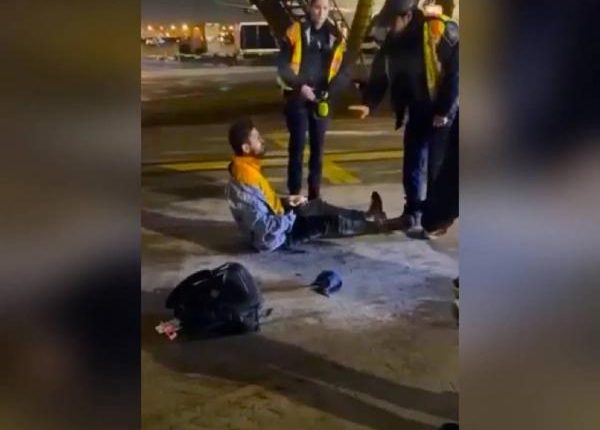 راكب يفتح باب الطائرة ويقفز إلى المدرج قبل الإقلاع مباشرة