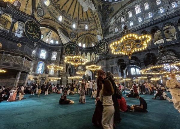 قواعد جديدة لزيارة مسجد آيا صوفيا في تركيا