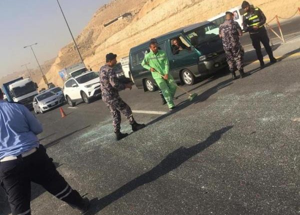 إصابتان بتصادم مركبتين في الزرقاء وانقلاب "تريلا" على الصحراوي