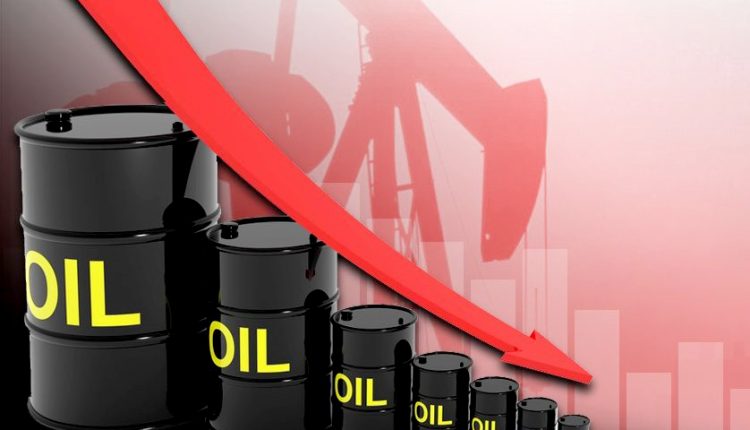 النفط يتجه لانخفاض للشهر الثالث مع وفرة المعروض