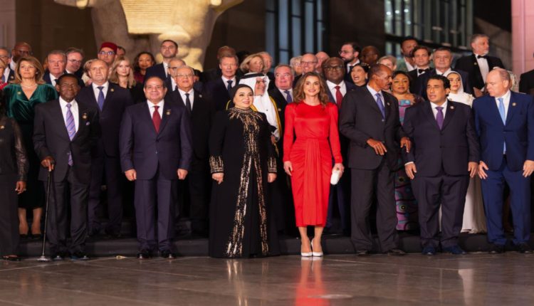مندوبة عن الملك، الملكة رانيا تحضر افتتاح المتحف المصري الكبير