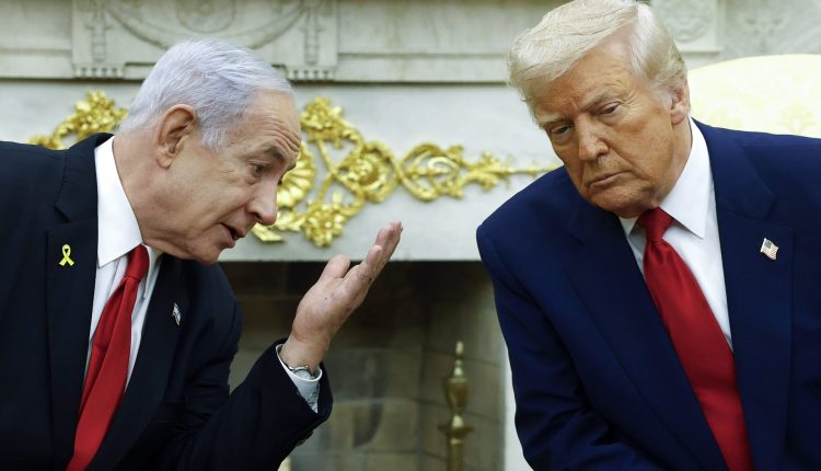 "يعامل بظلم" — ترمب يعلن نيّته دعم نتنياهو ويوجّه تحذيرًا لحماس