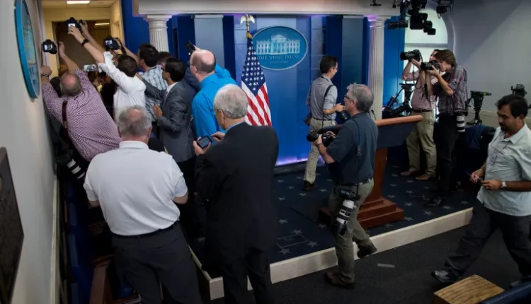 البيت الأبيض يحد من حرية دخول المراسلين إلى مكتبه الإعلامي