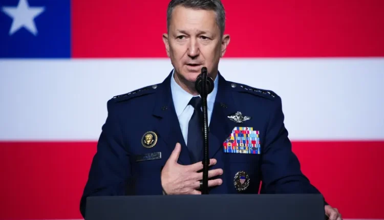 رئيس الأركان الأميركي يجري جولة استطلاعية بمروحية فوق غزة