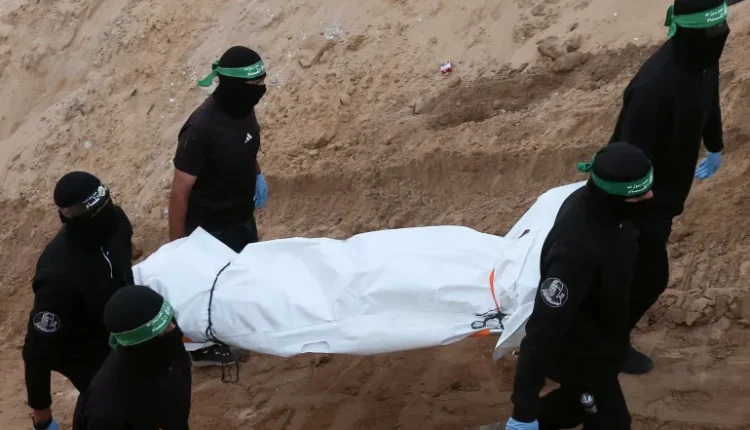 إسرائيل تعلن أن جثثا تسلمتها أمس ليست لأسرى ولا تتهم حماس بخرق